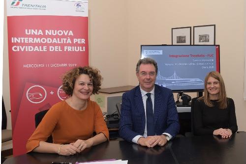 L'assessore regionale a Infrastrutture e Territorio Graziano Pizzimenti con a sinistra il direttore Trenitalia Fvg Elisa Nannetti e a destra la responsabile comunicazione e marketing di Ferrovie Udine Cividale (Fuc) Sabrina Paola Manzini.
